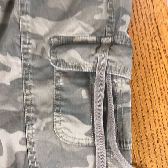 Style & Co sz 6 cropped camo pants w zipper EUC - Picture 3 of 5